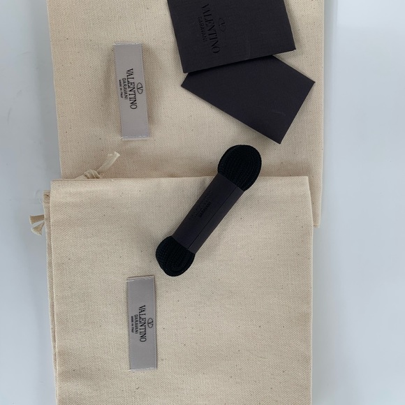 Unisex mid sneaker in emerald/black. Brand Valentino. Size 40 fits an 8.5. - Picture 6 of 7